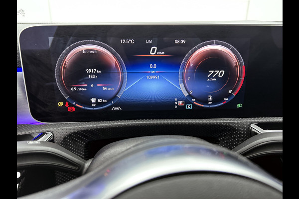 Mercedes-Benz A-Klasse 180 Business Solution AMG (SFEERVERLICHTING, CAMERA, NAVIGATIE, STOELVERWARMING, GOED ONDERHOUDEN)