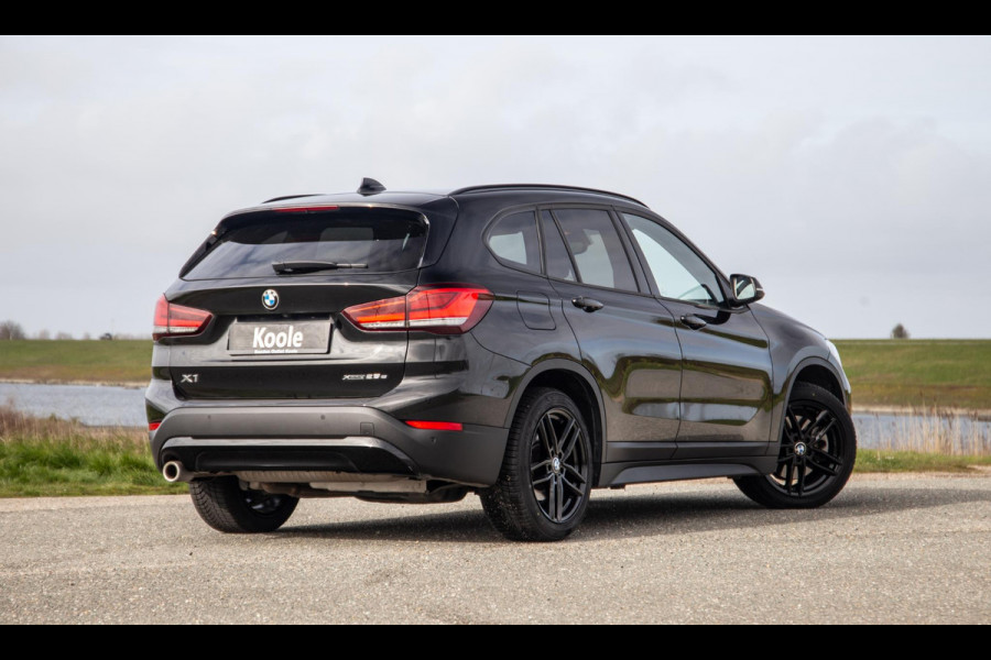 BMW X1 xDrive25e Executive BLACK LINE / CAMERA / CARPLAY / HEAD UP DISPLAY / LEDER / LED / CRUISE CONTROLE / STOELVERWARMING
