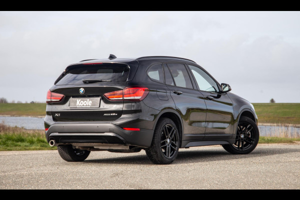 BMW X1 xDrive25e Executive BLACK LINE / CAMERA / CARPLAY / HEAD UP DISPLAY / LEDER / LED / CRUISE CONTROLE / STOELVERWARMING