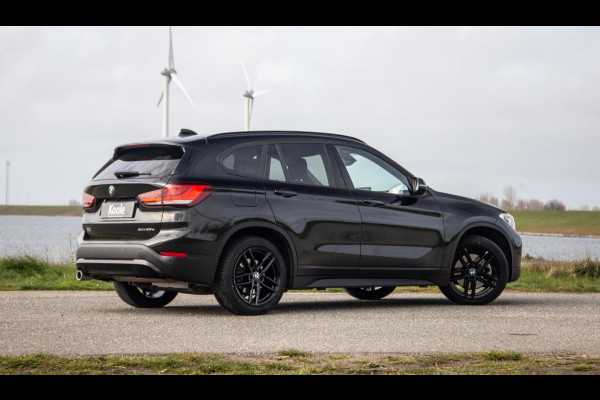 BMW X1 xDrive25e Executive BLACK LINE / CAMERA / CARPLAY / HEAD UP DISPLAY / LEDER / LED / CRUISE CONTROLE / STOELVERWARMING