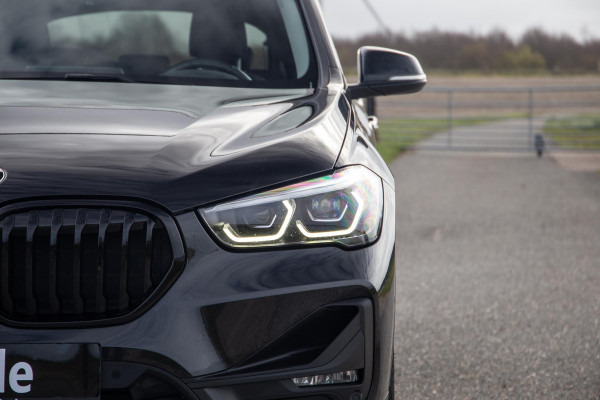 BMW X1 xDrive25e Executive BLACK LINE / CAMERA / CARPLAY / HEAD UP DISPLAY / LEDER / LED / CRUISE CONTROLE / STOELVERWARMING