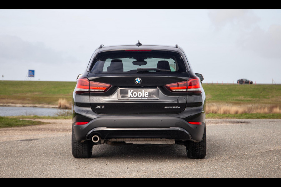 BMW X1 xDrive25e Executive BLACK LINE / CAMERA / CARPLAY / HEAD UP DISPLAY / LEDER / LED / CRUISE CONTROLE / STOELVERWARMING