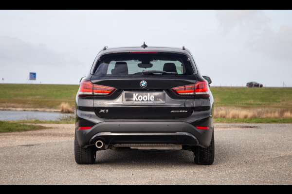 BMW X1 xDrive25e Executive BLACK LINE / CAMERA / CARPLAY / HEAD UP DISPLAY / LEDER / LED / CRUISE CONTROLE / STOELVERWARMING