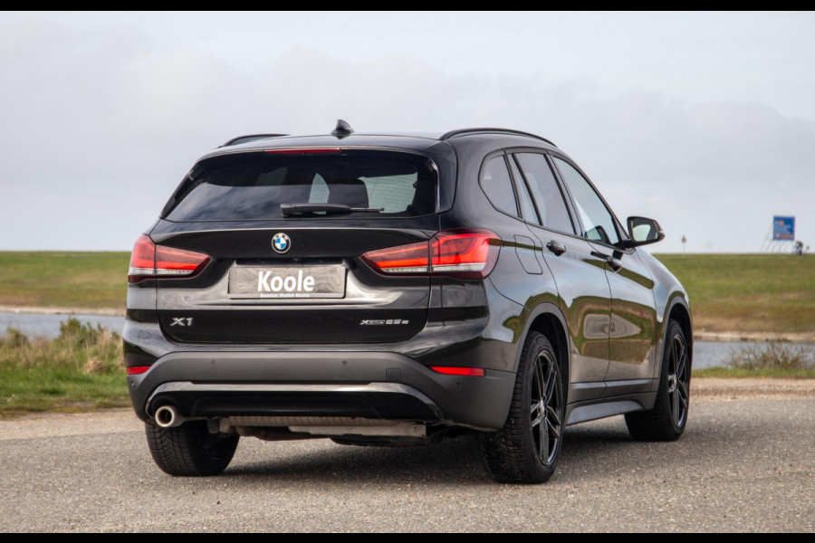 BMW X1 xDrive25e Executive BLACK LINE / CAMERA / CARPLAY / HEAD UP DISPLAY / LEDER / LED / CRUISE CONTROLE / STOELVERWARMING