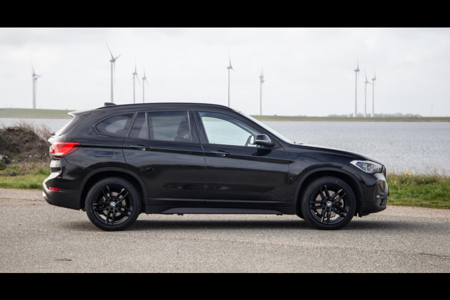 BMW X1 xDrive25e Executive BLACK LINE / CAMERA / CARPLAY / HEAD UP DISPLAY / LEDER / LED / CRUISE CONTROLE / STOELVERWARMING