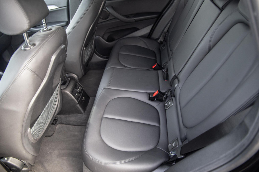 BMW X1 xDrive25e Executive BLACK LINE / CAMERA / CARPLAY / HEAD UP DISPLAY / LEDER / LED / CRUISE CONTROLE / STOELVERWARMING