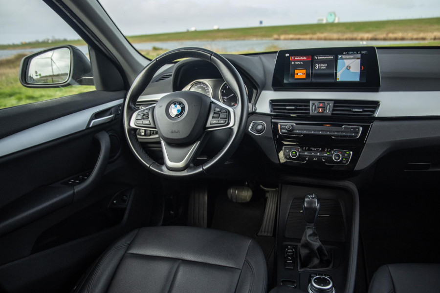 BMW X1 xDrive25e Executive BLACK LINE / CAMERA / CARPLAY / HEAD UP DISPLAY / LEDER / LED / CRUISE CONTROLE / STOELVERWARMING