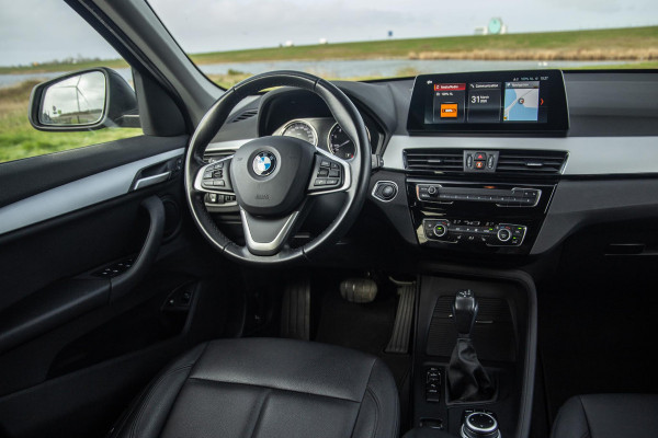 BMW X1 xDrive25e Executive BLACK LINE / CAMERA / CARPLAY / HEAD UP DISPLAY / LEDER / LED / CRUISE CONTROLE / STOELVERWARMING