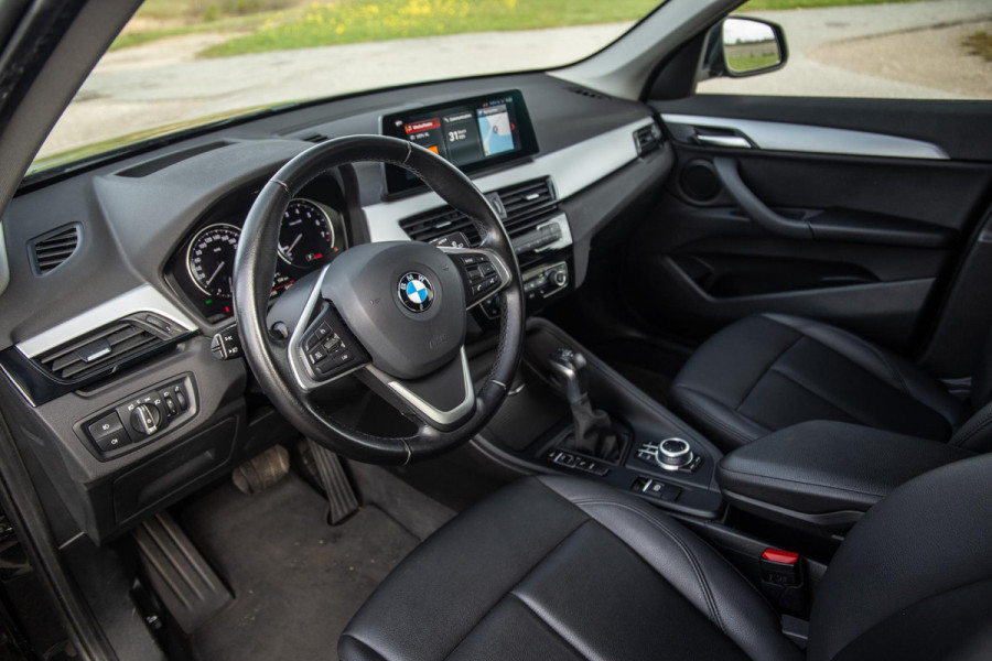 BMW X1 xDrive25e Executive BLACK LINE / CAMERA / CARPLAY / HEAD UP DISPLAY / LEDER / LED / CRUISE CONTROLE / STOELVERWARMING