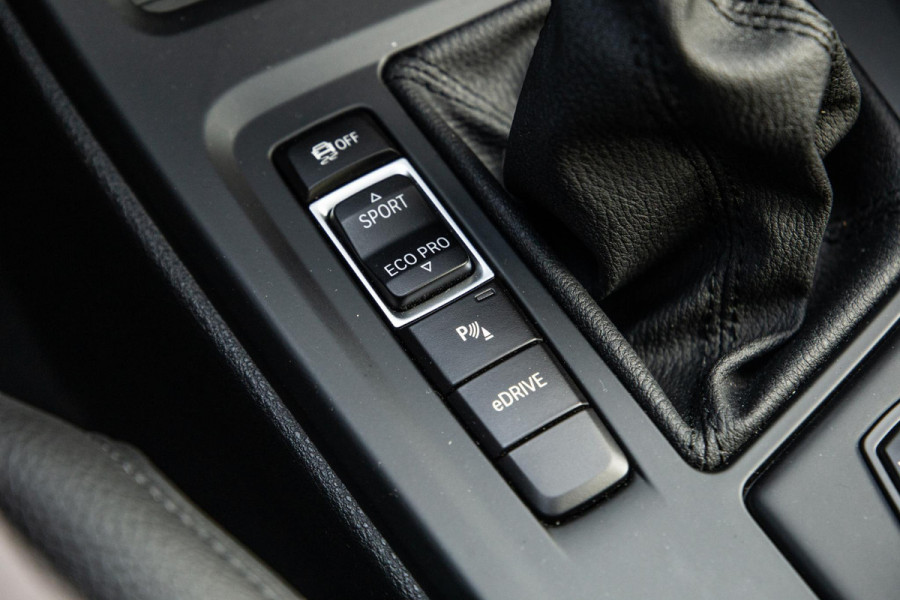 BMW X1 xDrive25e Executive BLACK LINE / CAMERA / CARPLAY / HEAD UP DISPLAY / LEDER / LED / CRUISE CONTROLE / STOELVERWARMING