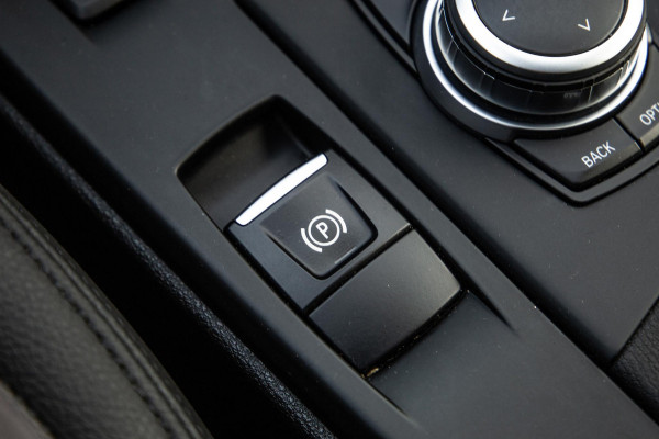 BMW X1 xDrive25e Executive BLACK LINE / CAMERA / CARPLAY / HEAD UP DISPLAY / LEDER / LED / CRUISE CONTROLE / STOELVERWARMING