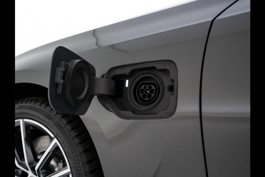 BMW 3-serie 330e eDrive Edition (Plug-In) (INCL-BTW) Aut. *LEATHER | FULL-LED | DIGI-COCKPIT | HEATED-SPORTSEATS | PRIVACYGLASS | AMBIENTLIGHT | DAB | NAVI-FULLMAP | ECC | CARPLAY | PDC | CRUI/SE | 18''ALU*