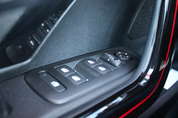 Peugeot 2008 1.2 130PK GT-LINE | PANORAMA DAK | GRIP CONTROL | CRUISE CONTROL | DAB+ RADIO | APPLE CARPLAY/ANDROID AUTO | NAVIGATIE | ACHTERUITRIJ CAMERA | 17" LICHTMETALEN VELGEN "BLACK" | CLIMATE CONTROL | PARKEERSENSOREN VOOR + ACHTER | GETINTE ACHTERRUITEN | ZWARTE DAK RELING |