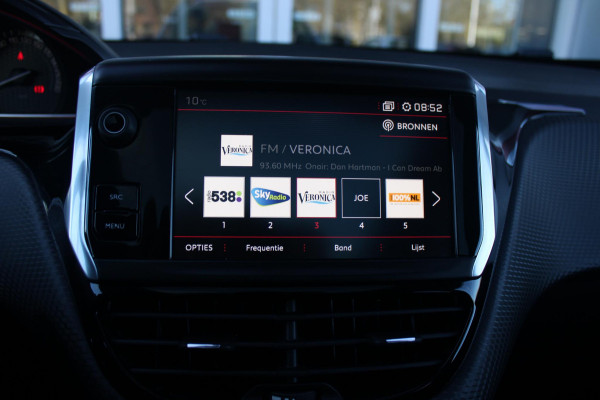 Peugeot 2008 1.2 130PK GT-LINE | PANORAMA DAK | GRIP CONTROL | CRUISE CONTROL | DAB+ RADIO | APPLE CARPLAY/ANDROID AUTO | NAVIGATIE | ACHTERUITRIJ CAMERA | 17" LICHTMETALEN VELGEN "BLACK" | CLIMATE CONTROL | PARKEERSENSOREN VOOR + ACHTER | GETINTE ACHTERRUITEN | ZWARTE DAK RELING |