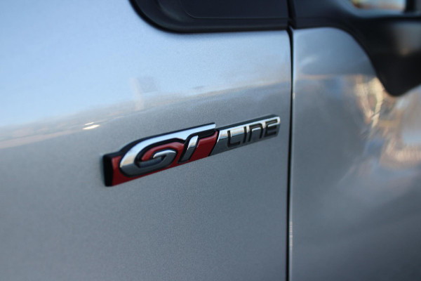 Peugeot 2008 1.2 130PK GT-LINE | PANORAMA DAK | GRIP CONTROL | CRUISE CONTROL | DAB+ RADIO | APPLE CARPLAY/ANDROID AUTO | NAVIGATIE | ACHTERUITRIJ CAMERA | 17" LICHTMETALEN VELGEN "BLACK" | CLIMATE CONTROL | PARKEERSENSOREN VOOR + ACHTER | GETINTE ACHTERRUITEN | ZWARTE DAK RELING |