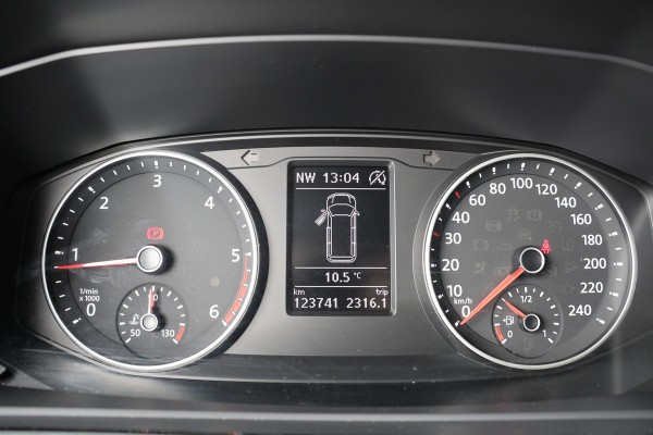 Volkswagen Transporter 2.0 TDI 150 PK L2H1 DC Highline | Marge | BTW & BPM Vrij | ACC | Navigatie | CarPlay | DAB | Trekhaak | Pdc V+A | Dubbel schuifdeur | NAP Logisch | NL Auto