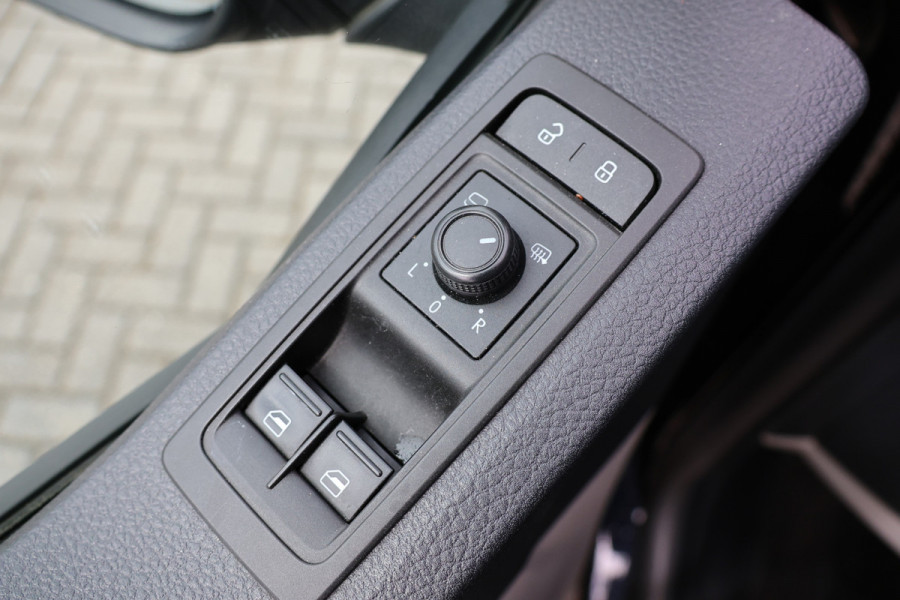Volkswagen Transporter 2.0 TDI 150 PK L2H1 DC Highline | Marge | BTW & BPM Vrij | ACC | Navigatie | CarPlay | DAB | Trekhaak | Pdc V+A | Dubbel schuifdeur | NAP Logisch | NL Auto