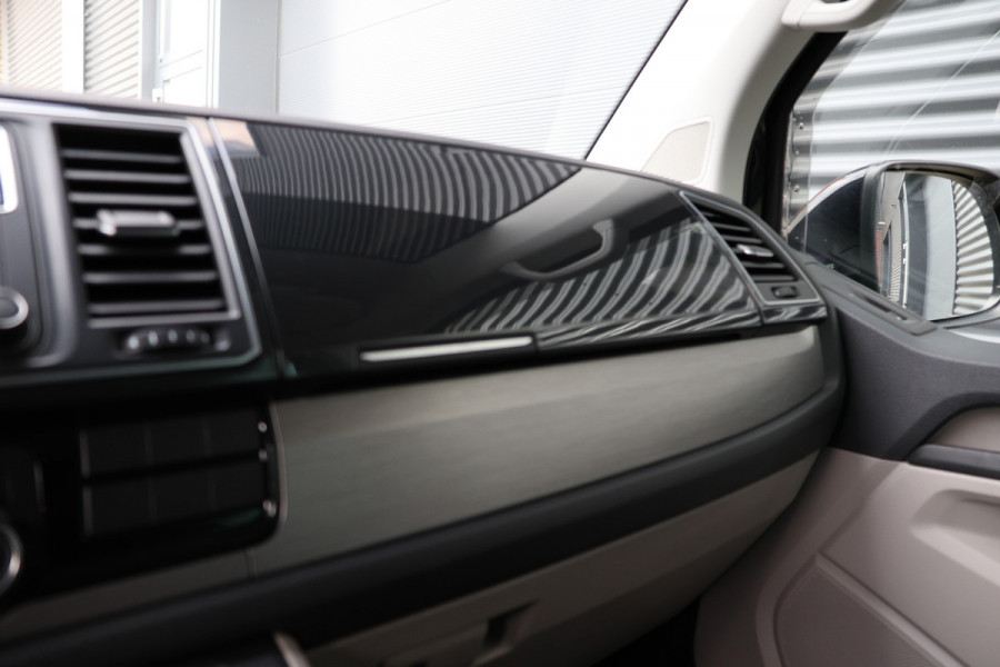 Volkswagen Transporter 2.0 TDI 150 PK L2H1 DC Highline | Marge | BTW & BPM Vrij | ACC | Navigatie | CarPlay | DAB | Trekhaak | Pdc V+A | Dubbel schuifdeur | NAP Logisch | NL Auto