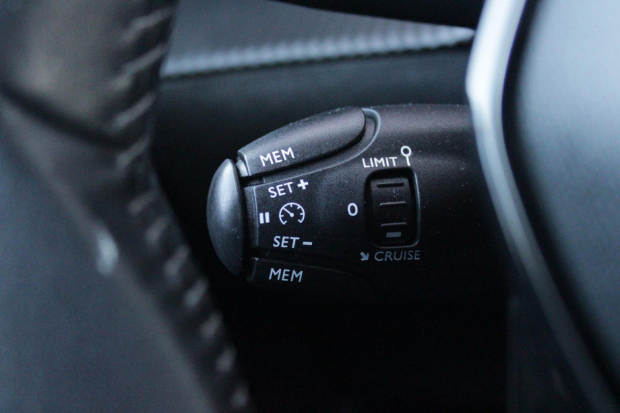 Peugeot 2008 1.2 100PK ALLURE PACK | ACHTERUITRIJ CAMERA | NAVIGATIE | APPLE CARPLAY/ANDROID AUTO | CRUISE CONTROL | DAB+ RADIO | KEYLESS START | CLIMATE CONTROL | ZWART DAK | 3-D COCKPIT | LED KOPLAMPEN | LICHTMETALEN VELGEN 17" |