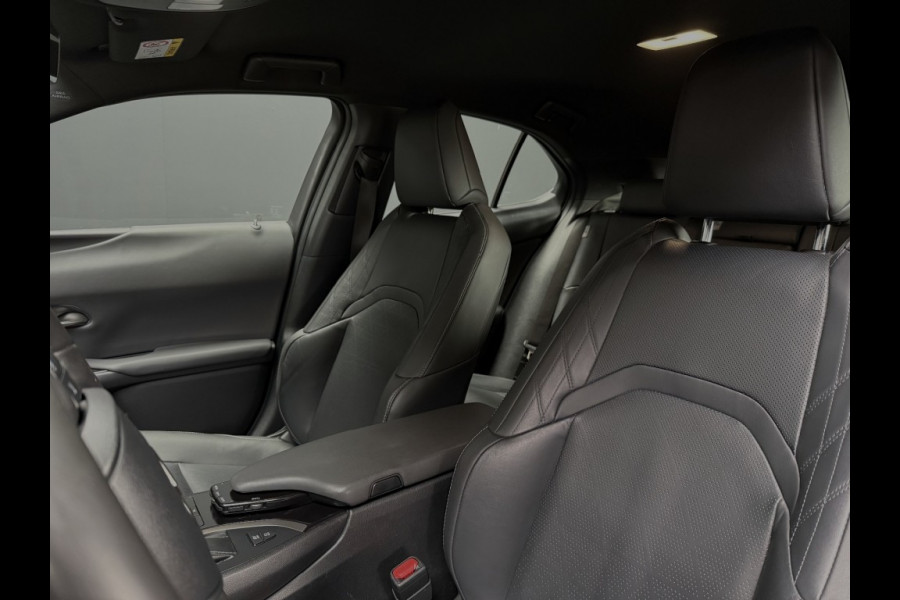 Lexus UX UX 250H LUXURY LINE /trekhaak/acc/leder/keyless/camera/all wheater banden