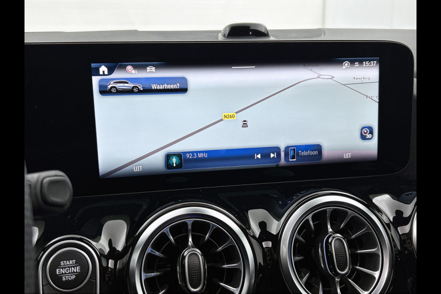 Mercedes-Benz GLA 250 e Business Solution AMG | Premium Plus pakket | Panoramaschuifdak | Kofferdrempel in chroom | Dakrailing | Stuurschakelpaddles | Smartphone Integratie |