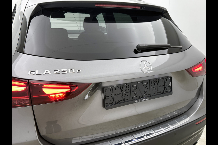 Mercedes-Benz GLA 250 e Business Solution AMG | Premium Plus pakket | Panoramaschuifdak | Kofferdrempel in chroom | Dakrailing | Stuurschakelpaddles | Smartphone Integratie |