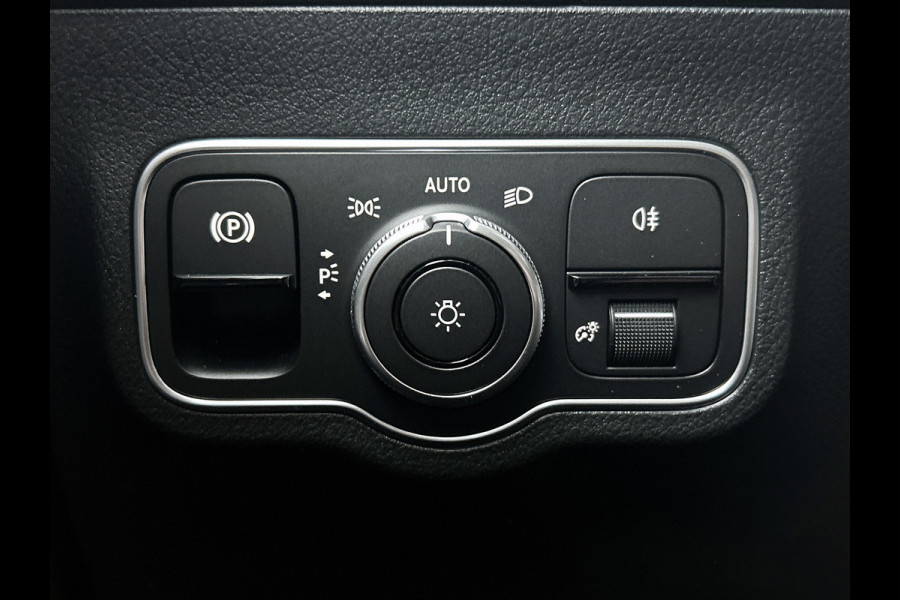 Mercedes-Benz GLA 250 e Business Solution AMG | Premium Plus pakket | Panoramaschuifdak | Kofferdrempel in chroom | Dakrailing | Stuurschakelpaddles | Smartphone Integratie |