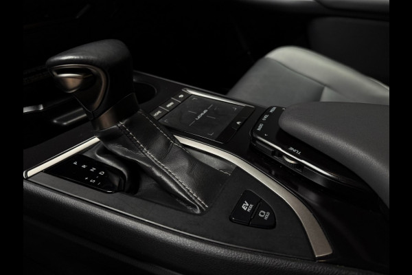 Lexus UX UX 250H LUXURY LINE /trekhaak/acc/leder/keyless/camera/all wheater banden