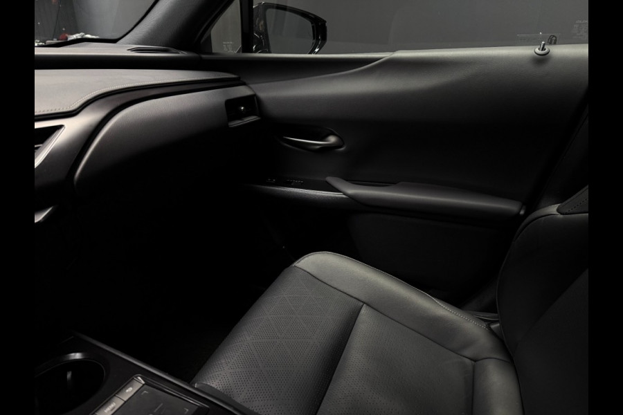 Lexus UX UX 250H LUXURY LINE /trekhaak/acc/leder/keyless/camera/all wheater banden