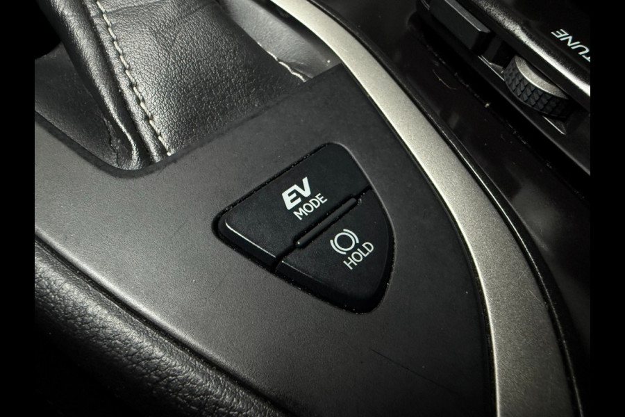 Lexus UX UX 250H LUXURY LINE /trekhaak/acc/leder/keyless/camera/all wheater banden