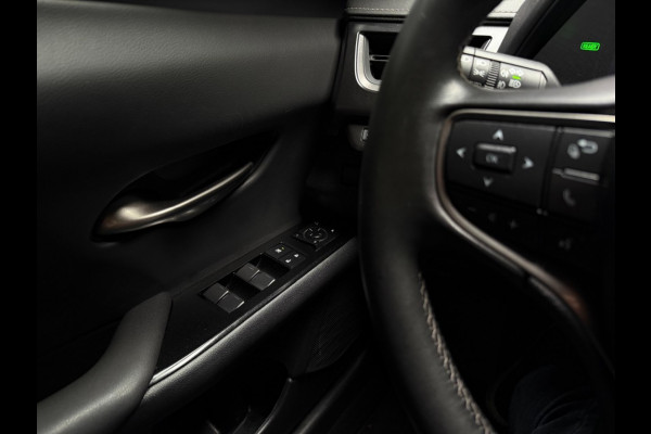Lexus UX UX 250H LUXURY LINE /trekhaak/acc/leder/keyless/camera/all wheater banden