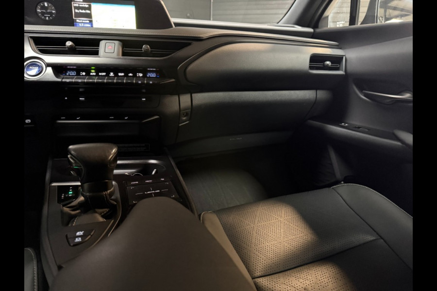 Lexus UX UX 250H LUXURY LINE /trekhaak/acc/leder/keyless/camera/all wheater banden