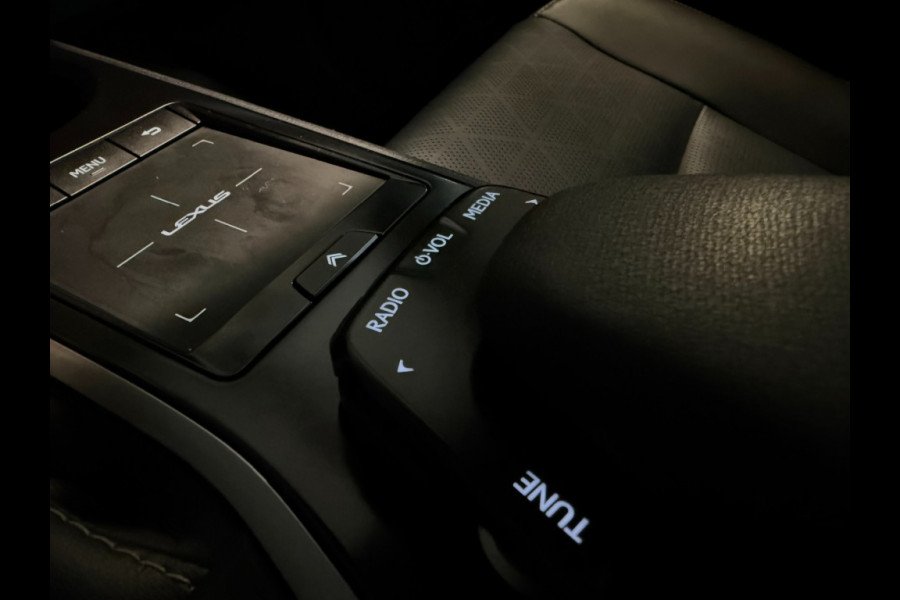 Lexus UX UX 250H LUXURY LINE /trekhaak/acc/leder/keyless/camera/all wheater banden