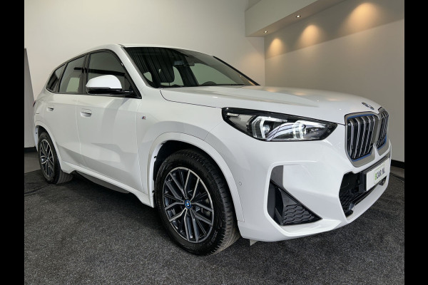 BMW iX1 xDrive30 67 kWh M-Sport SOH 98,3% | Sportstoelen | Premiumpakket |
