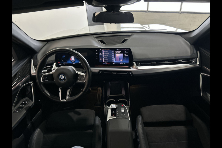 BMW iX1 xDrive30 67 kWh M-Sport SOH 98,3% | Sportstoelen | Premiumpakket |