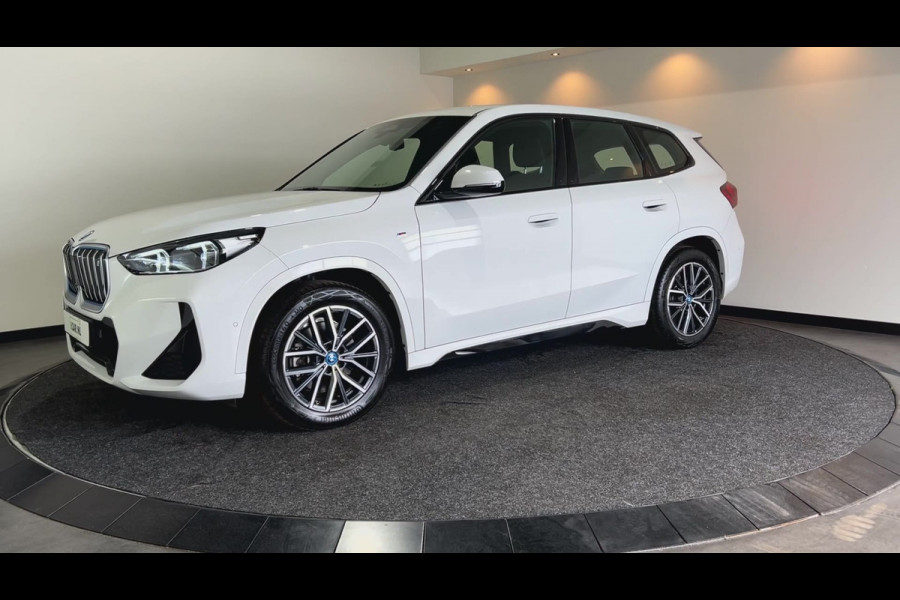 BMW iX1 xDrive30 67 kWh M-Sport SOH 98,3% | Sportstoelen | Premiumpakket |