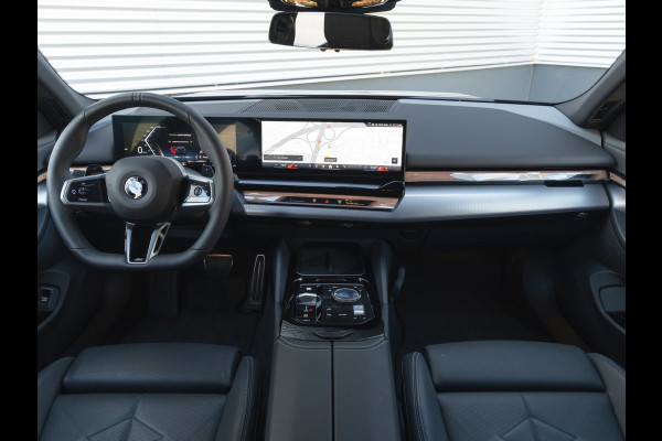 BMW 5 Serie Touring 540d xDrive M-Sport - Individual Leder - Memoryzetels - Driving Assistant