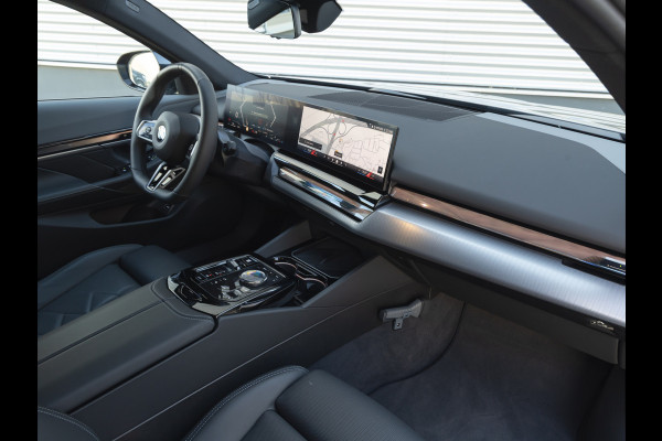 BMW 5 Serie Touring 540d xDrive M-Sport - Individual Leder - Memoryzetels - Driving Assistant