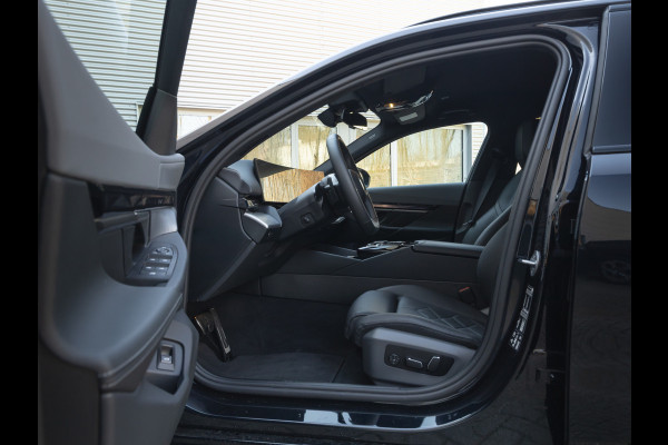 BMW 5 Serie Touring 540d xDrive M-Sport - Individual Leder - Memoryzetels - Driving Assistant