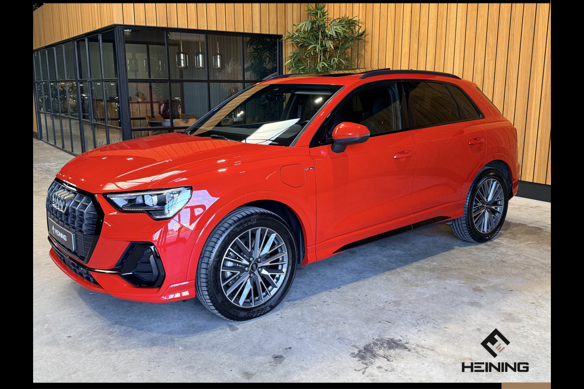 Audi Q3 45 TFSI e S edition. Pano. 2X S-Line. Apple-carplay. Blackline. 19 inch.