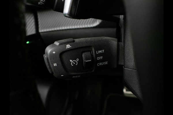 Peugeot 2008 1.2 PureTech GT Pack Sport (PANORAMADAK,APPLE CARPLAY,NAVI,CAMERA,STOELVERWARMING,GETINT,LEDER/ALCANTARA,LM VELGEN)