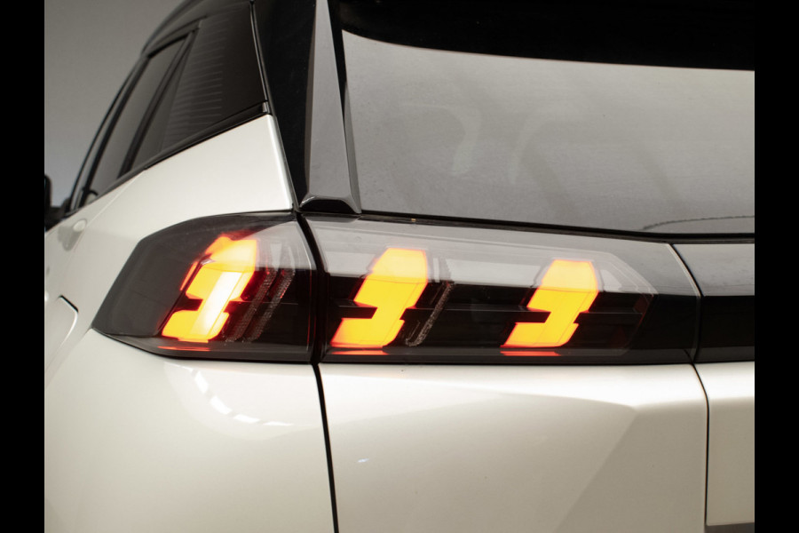 Peugeot 2008 1.2 PureTech GT Pack Sport (PANORAMADAK,APPLE CARPLAY,NAVI,CAMERA,STOELVERWARMING,GETINT,LEDER/ALCANTARA,LM VELGEN)