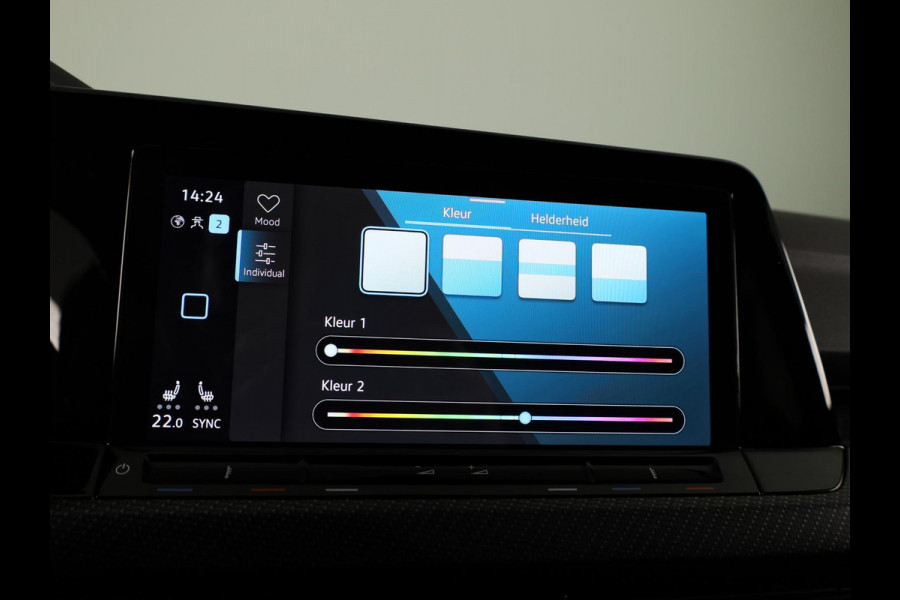 Volkswagen Golf 1.5 TSI R-Line 130 PK | LED Plus | Parkeer camera | Navigatie | Keyless entry | Stoel- en stuurverwarming |