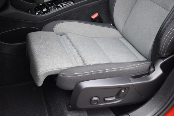 Volvo XC40 T4 211PK Automaat Plug-in hybrid Plus Bright / Navigatie / Cruise control / Harman Kardon / Stuur- & Stoelverwarming / Elektrische achterklep / Achteruitrijcamera / Elektrische stoelverst. met geheugen / Extra getint glas