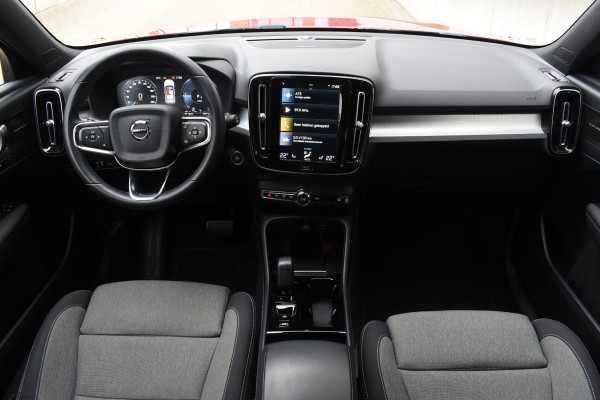Volvo XC40 T4 211PK Automaat Plug-in hybrid Plus Bright / Navigatie / Cruise control / Harman Kardon / Stuur- & Stoelverwarming / Elektrische achterklep / Achteruitrijcamera / Elektrische stoelverst. met geheugen / Extra getint glas