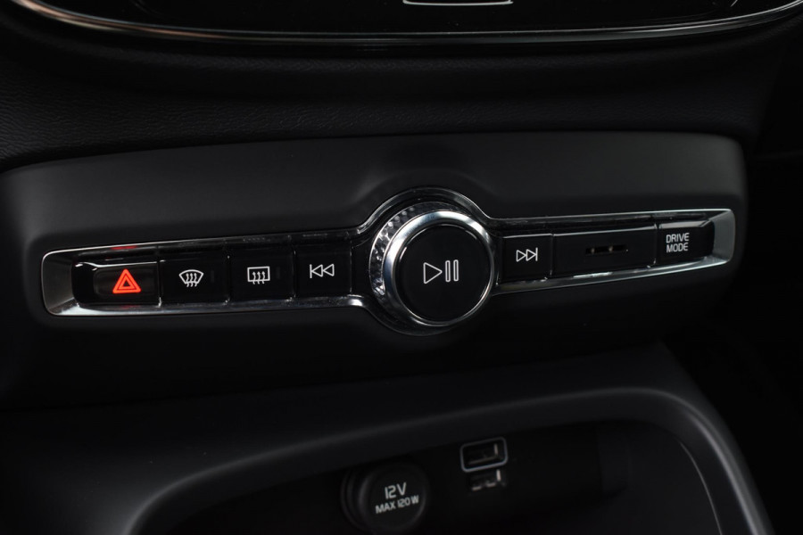 Volvo XC40 T4 211PK Automaat Plug-in hybrid Plus Bright / Navigatie / Cruise control / Harman Kardon / Stuur- & Stoelverwarming / Elektrische achterklep / Achteruitrijcamera / Elektrische stoelverst. met geheugen / Extra getint glas