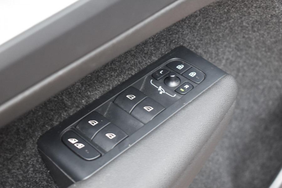 Volvo XC40 T4 211PK Automaat Plug-in hybrid Plus Bright / Navigatie / Cruise control / Harman Kardon / Stuur- & Stoelverwarming / Elektrische achterklep / Achteruitrijcamera / Elektrische stoelverst. met geheugen / Extra getint glas