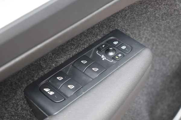 Volvo XC40 T4 211PK Automaat Plug-in hybrid Plus Bright / Navigatie / Cruise control / Harman Kardon / Stuur- & Stoelverwarming / Elektrische achterklep / Achteruitrijcamera / Elektrische stoelverst. met geheugen / Extra getint glas