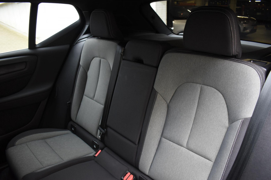 Volvo XC40 T4 211PK Automaat Plug-in hybrid Plus Bright / Navigatie / Cruise control / Harman Kardon / Stuur- & Stoelverwarming / Elektrische achterklep / Achteruitrijcamera / Elektrische stoelverst. met geheugen / Extra getint glas