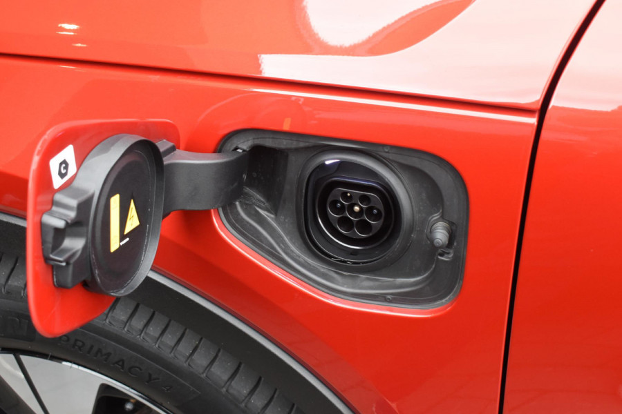Volvo XC40 T4 211PK Automaat Plug-in hybrid Plus Bright / Navigatie / Cruise control / Harman Kardon / Stuur- & Stoelverwarming / Elektrische achterklep / Achteruitrijcamera / Elektrische stoelverst. met geheugen / Extra getint glas